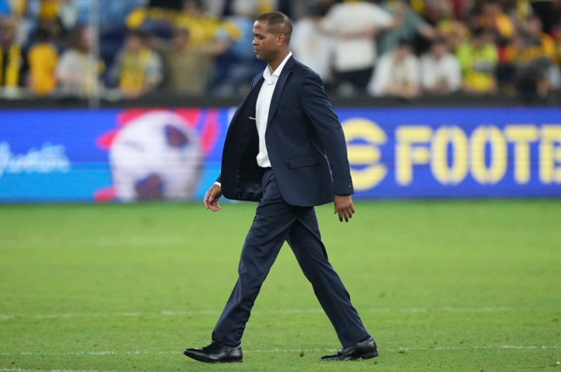 hlv-patrick-kluivert-va-bai-toan-kho-sau-chien-thang-truoc-bahrain